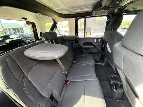 Used 2022 Jeep Wrangler Unlimited Sahara AWD/4WD image 19