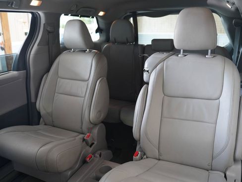Used 2015 Toyota Sienna XLE FWD image 34