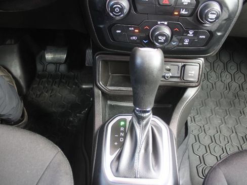 Used 2021 Jeep Renegade Latitude FWD image 33