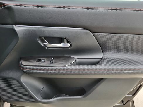 Used 2025 Nissan Kicks SR image 8