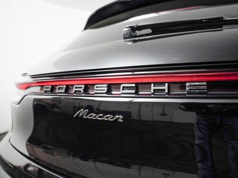 Certified 2025 Porsche Macan AWD/4WD image 25