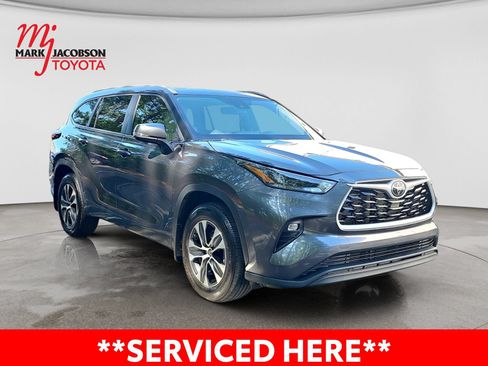 Used 2025 Toyota Highlander XLE FWD image 5
