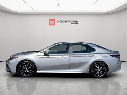 Used 2024 Toyota Camry SE image 9