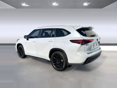 Used 2023 Toyota Highlander XLE FWD image 3