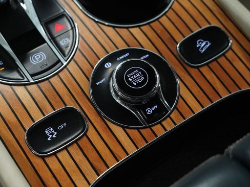 Used 2019 Bentley Bentayga image 30
