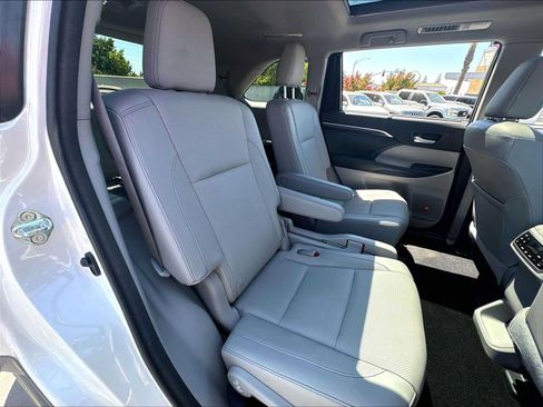 Used 2015 Toyota Highlander Limited Platinum AWD/4WD image 29