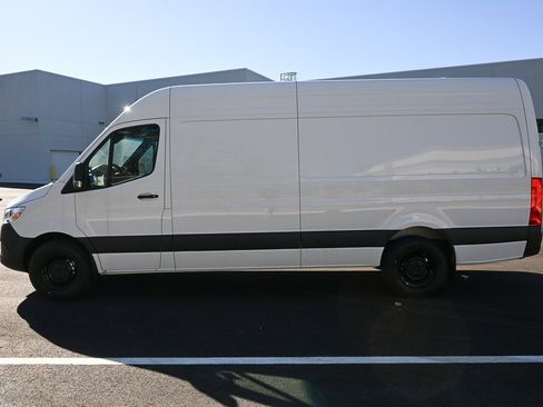 Used 2025 Mercedes-Benz Sprinter 2500 image 3
