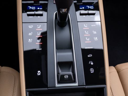 Used 2026 Porsche Macan AWD/4WD image 29