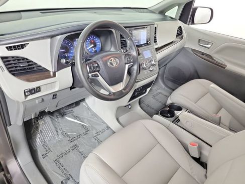 Used 2020 Toyota Sienna XLE Premium FWD image 18
