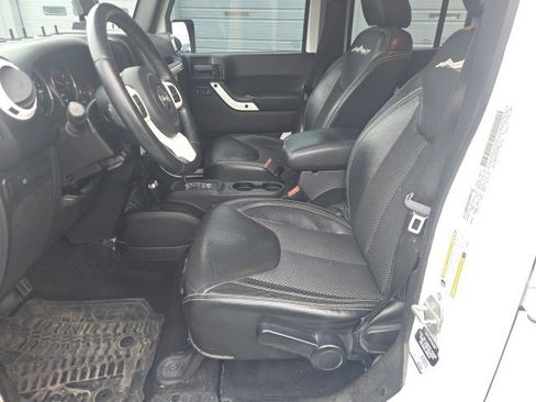 Used 2015 Jeep Wrangler Unlimited Sahara image 11