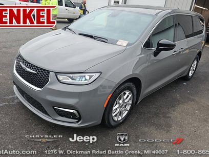 Used 2025 Chrysler Pacifica Select