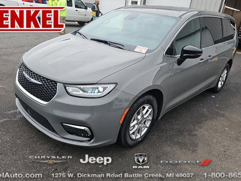 Used 2025 Chrysler Pacifica Select FWD image 1