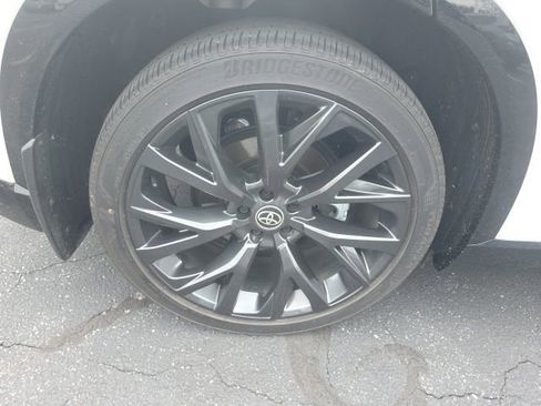 Used 2025 Toyota Crown Signia Limited w/ Advanced Technology Package image 9