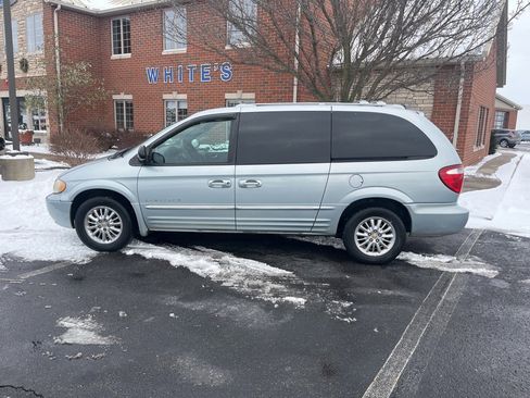 Used 2001 Chrysler Town & Country Limited image 13