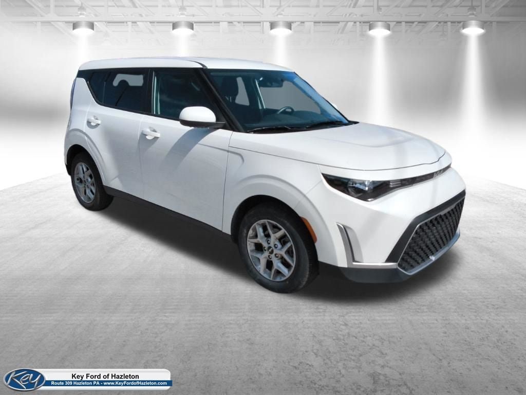 Used 2025 Kia Soul LX FWD image 1