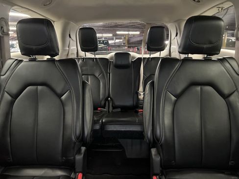 Used 2023 Chrysler Pacifica Touring-L image 23