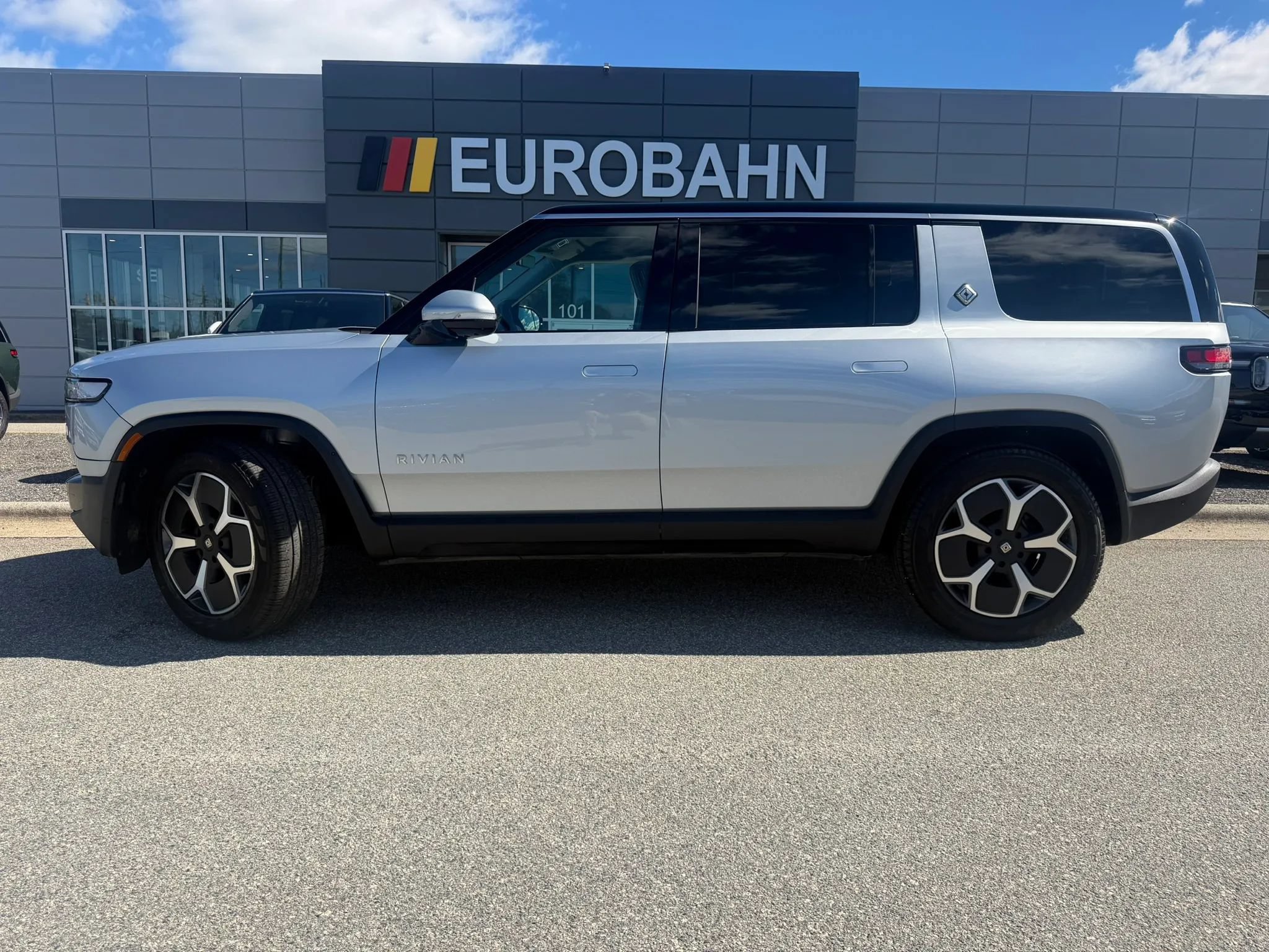 Used 2024 Rivian R1S Adventure Dual AWD/4WD image 2