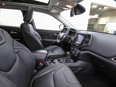 Used 2019 Jeep Cherokee Overland w/ Technology Group AWD/4WD image 30