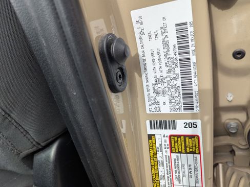 Used 2018 Toyota Tacoma TRD Sport w/ Technology Package image 17