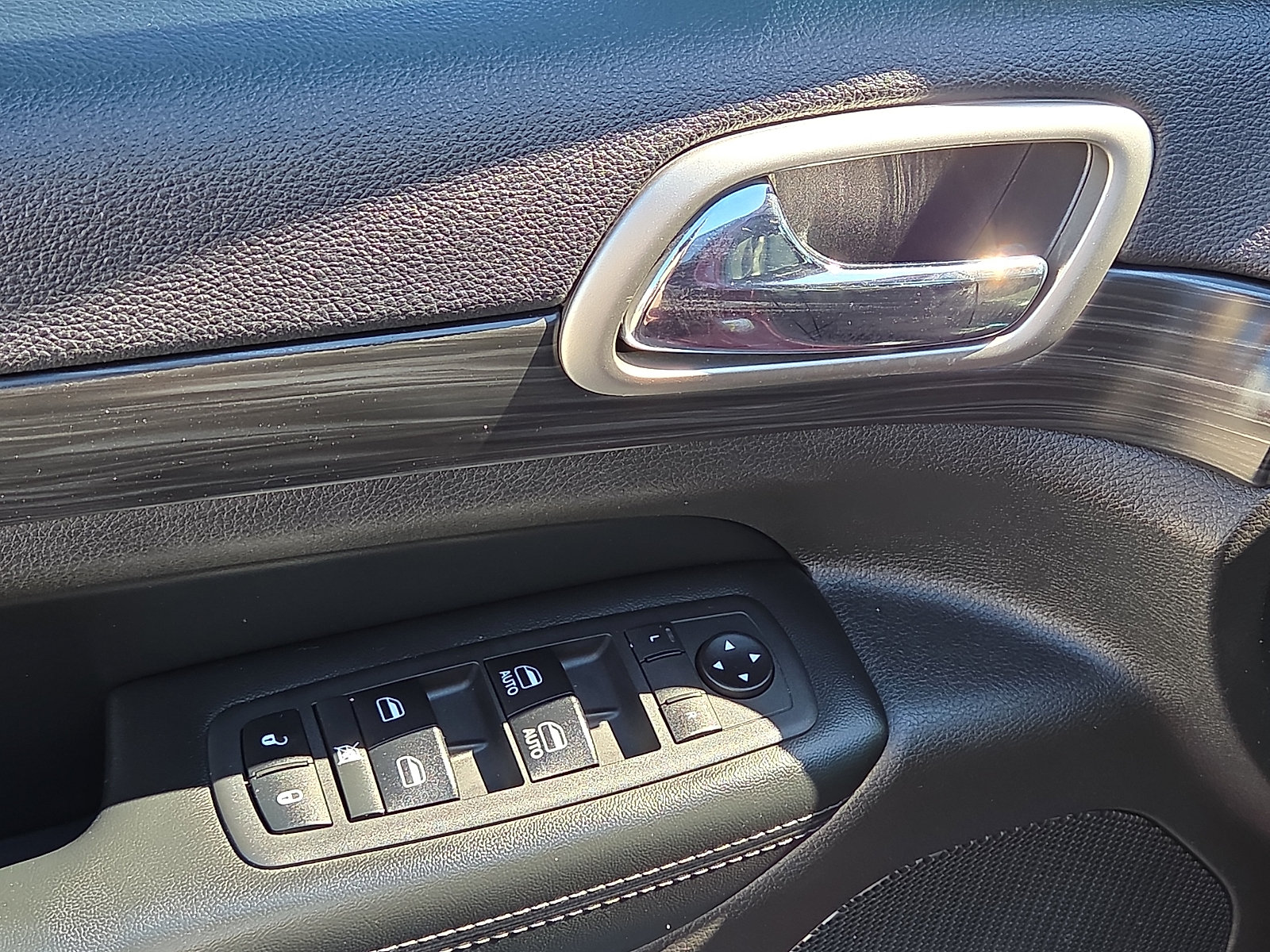 Used 2019 Jeep Grand Cherokee Altitude AWD/4WD image 13