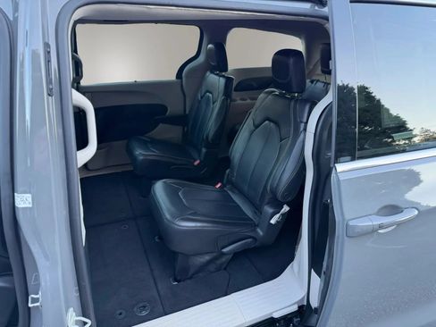 Used 2023 Chrysler Pacifica Touring-L FWD image 34