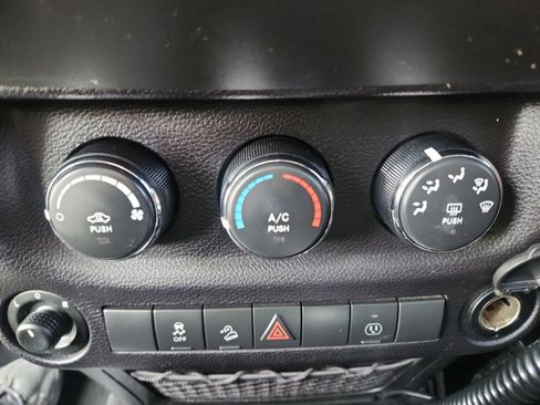 Used 2016 Jeep Wrangler Unlimited Sahara image 30