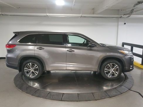 Used 2018 Toyota Highlander LE image 9