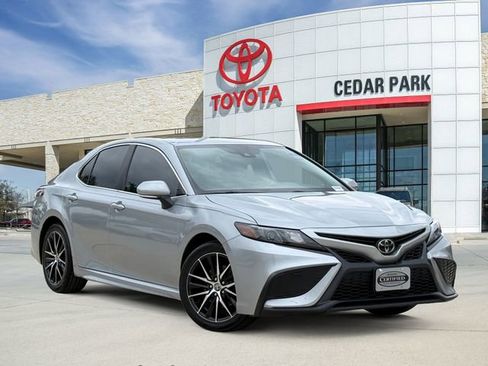 Used 2022 Toyota Camry SE FWD image 1