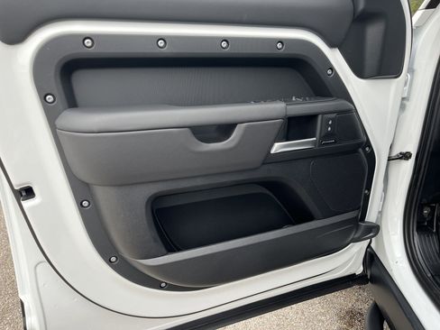 Used 2025 Land Rover Defender 110 S image 11