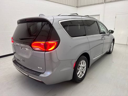 Used 2020 Chrysler Pacifica Touring-L FWD image 9