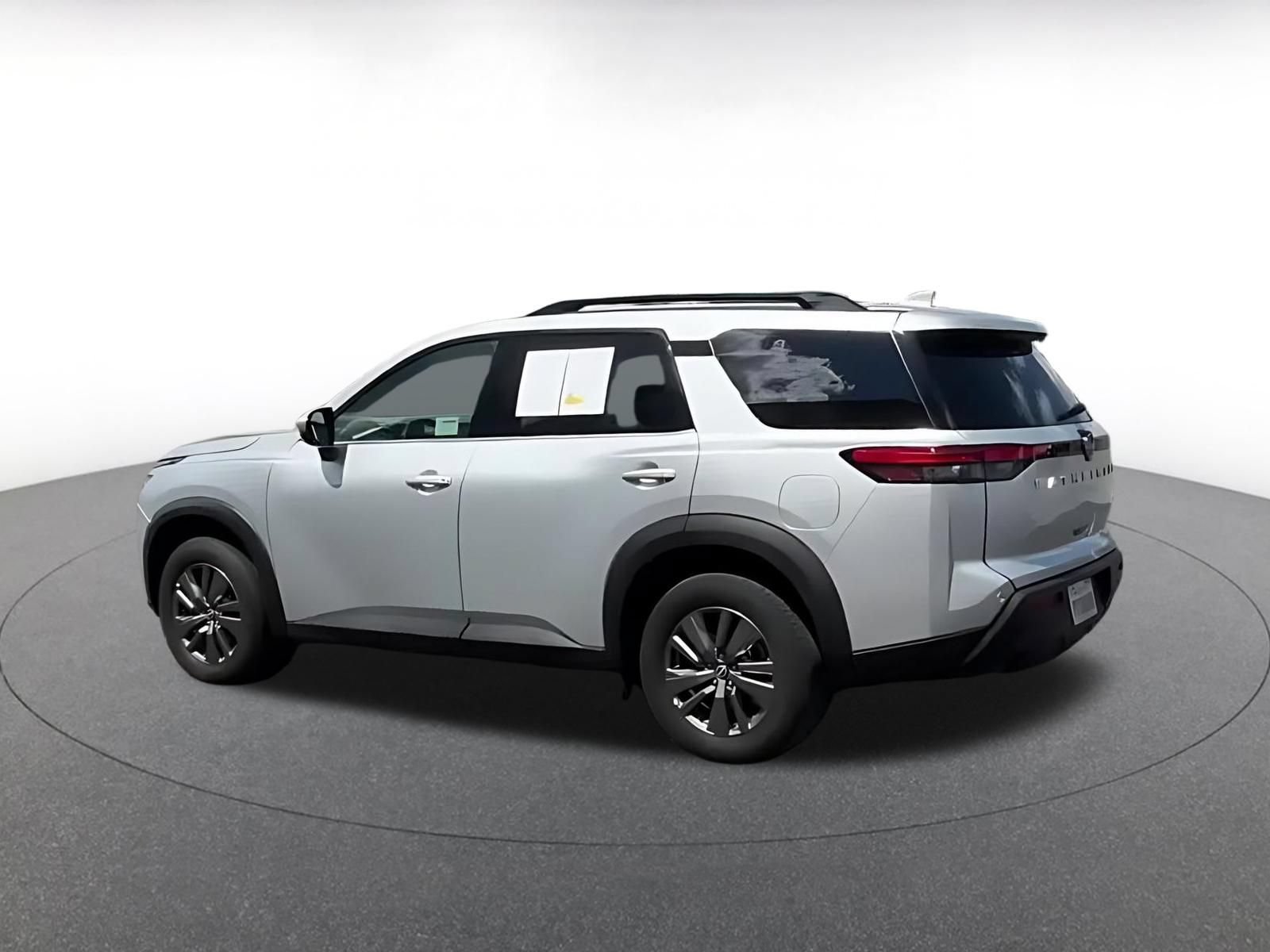 Used 2025 Nissan Pathfinder SV FWD image 9