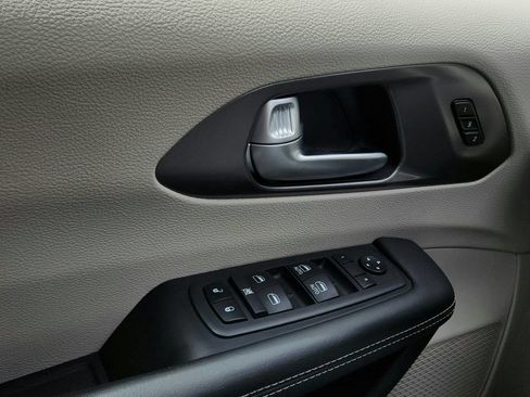 Used 2024 Chrysler Pacifica Touring-L FWD image 22