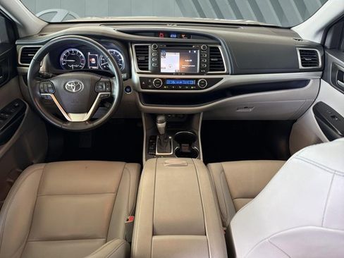 Used 2019 Toyota Highlander XLE FWD image 13