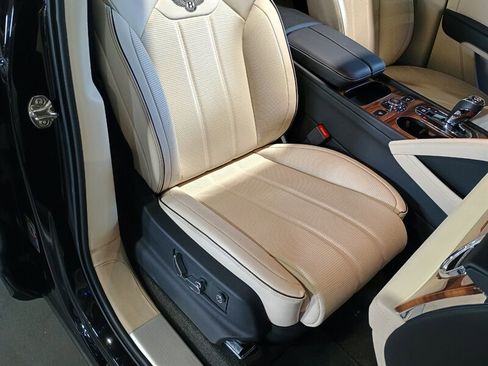 Used 2023 Bentley Bentayga AWD/4WD image 37