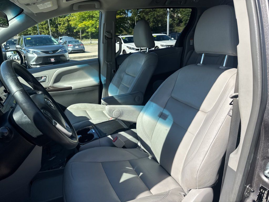 Used 2017 Toyota Sienna XLE Premium w/ Outdoor Package AWD/4WD image 16