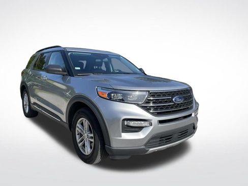 Used 2023 Ford Explorer XLT w/ Equipment Group 202A RWD image 2