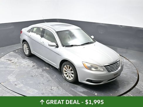 Used 2011 Chrysler 200 Touring FWD image 16