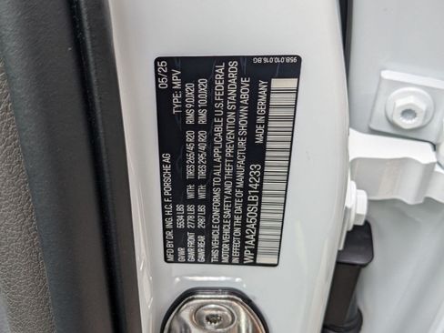 Certified 2025 Porsche Macan AWD/4WD image 30