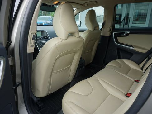 Used 2016 Volvo XC60 T5 Premier w/ Proximity Package FWD image 17