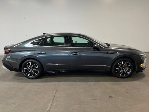 Used 2024 Hyundai Sonata SEL FWD image 2