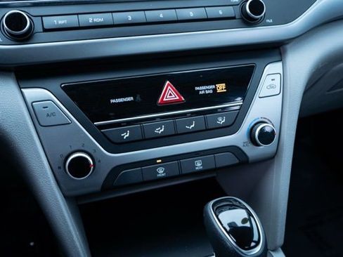 Used 2018 Hyundai Elantra SE image 23