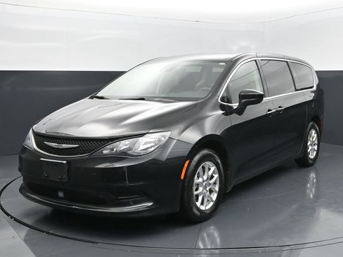 Used 2023 Chrysler Voyager LX image 1