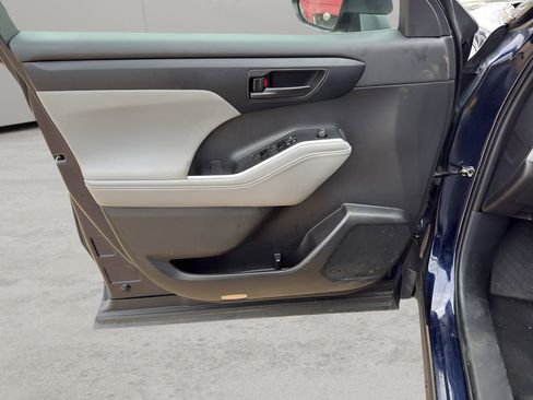 Used 2022 Toyota Highlander LE image 9