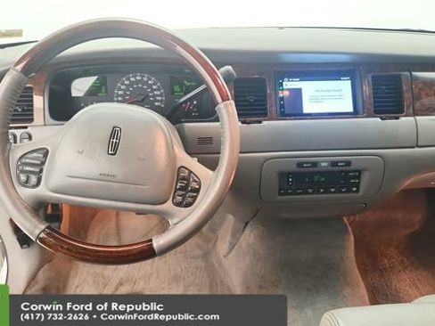 Used 2002 Lincoln Town Car Signature RWD image 12
