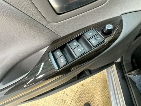 Used 2019 Toyota Sienna XLE w/ XLE Navigation Package FWD image 16