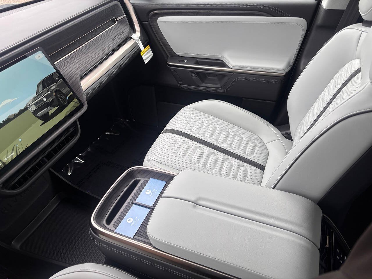 Used 2025 Rivian R1S Adventure Dual AWD/4WD image 10