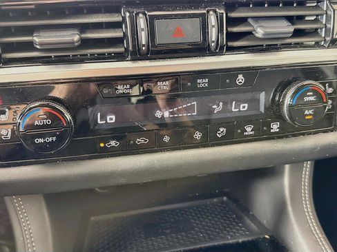 Used 2025 Nissan Pathfinder Platinum FWD image 17