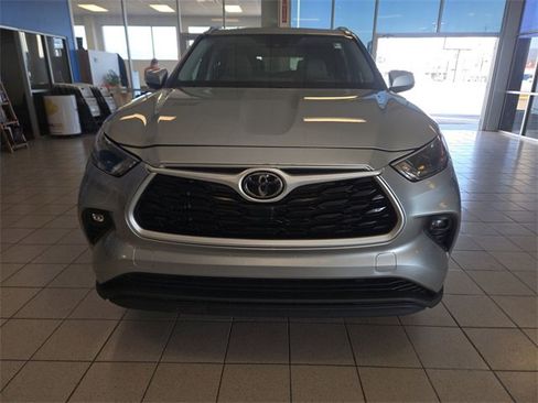 Used 2022 Toyota Highlander XLE image 3