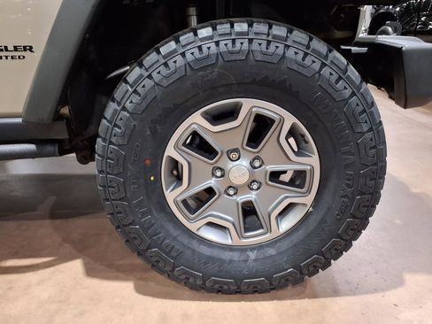 Used 2017 Jeep Wrangler Unlimited Rubicon w/ Connectivity Group image 9