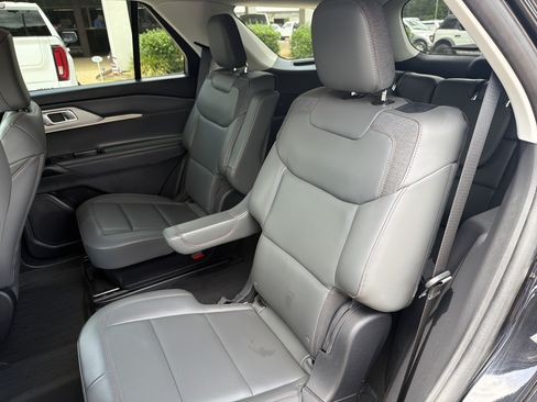 Used 2025 Ford Explorer Active w/ Active Comfort Package RWD image 17